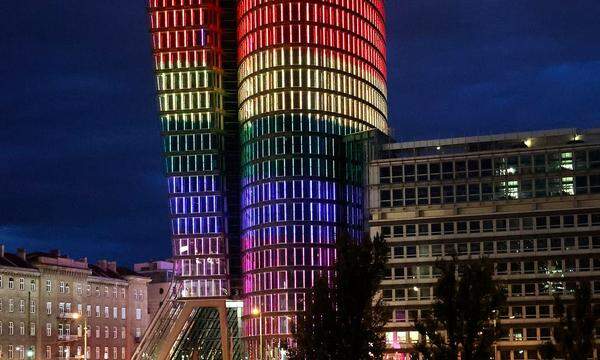 Symbol der bunten Vielfalt: der UNIQA Tower in Regenbogen-beleuchtung zum Anlass des Pride-Monats.
