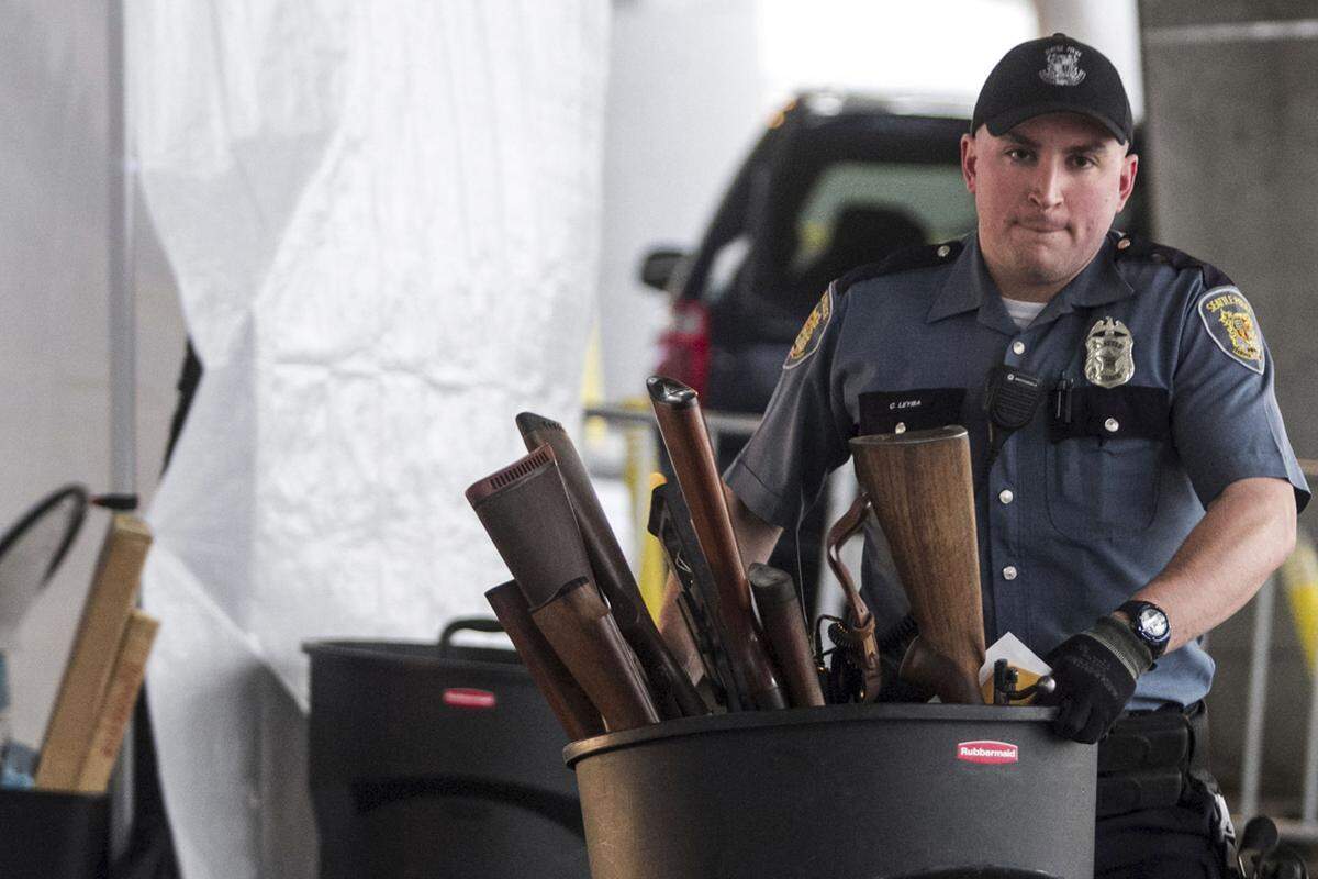 Waffe gegen Gutschein. Die Polizei von Seattle motivierte Waffenbesitzer zur Rückgabe von Pistolen, Waffen, Sturmgewehr und allem, was sich sonst noch Explosives in der Garage findet.