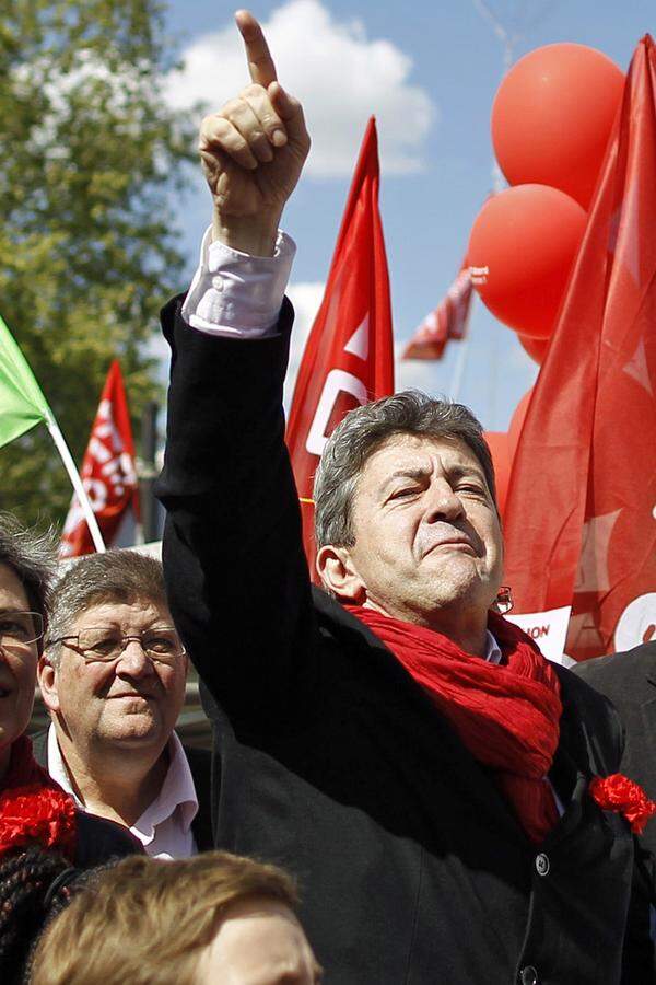 Jean-Luc Melenchon (Linke-Vorsitzender), der im zweiten Wahlgang ausschied, betonte: "Endlich ist Sarkozy weg! So nimmt die Arbeit des Totengräbers der sozialen Errungenschaften und des öffentlichen Dienstes unserer Republik ein Ende."