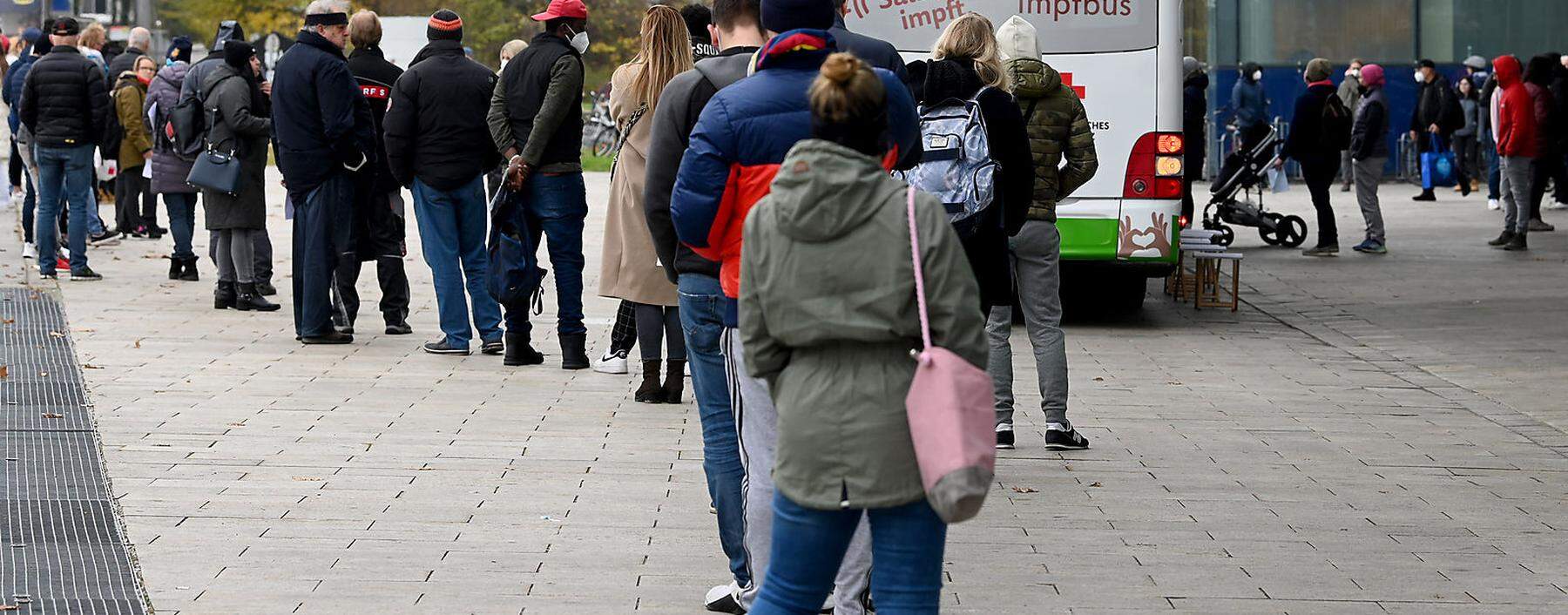 Die dritte Impfrunde hat Fahrt aufgenommen. Bisher wurden in Österreich 776.000 dritte Impfstoffdosen verabreicht.