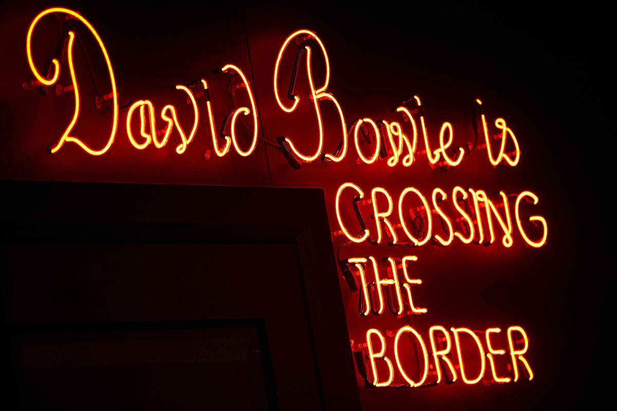 Mehr als 50.000 Karten für die umfassende Retrospektive "David Bowie is" seien bereits im Vorverkauf weggegangen, hieß es am Mittwoch vom Museum.