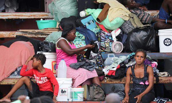 Von Bandengewalt Vertriebene suchen in einem Stadion in Port-au-Prince Unterschlupf. 