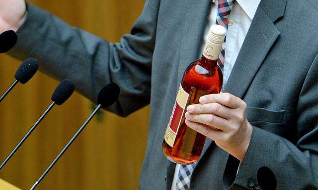 Archivbild: Der SPÖ-Abgeordnete Erwin Preiner brachte im Mai eine Flasche Uhudler zur Parlamentsdebatte
