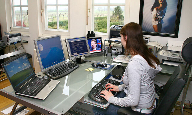 Junge Frau auf einem Computerarbeitsplatz