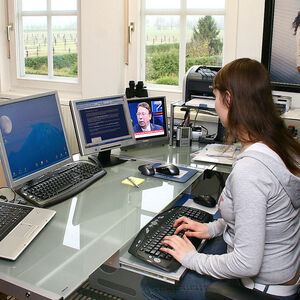 Junge Frau auf einem Computerarbeitsplatz