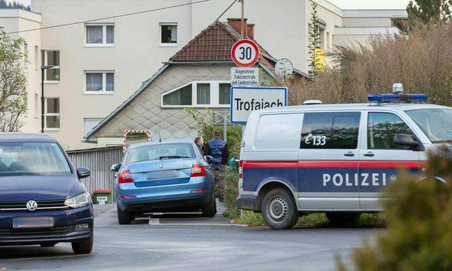 POLIZIST T�TETE SCHWANGERE FREUNDIN UND GEMEINSAMEN SOHN