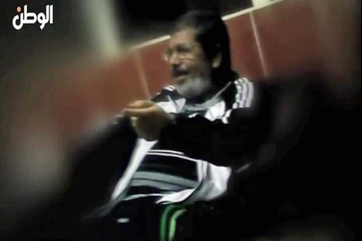Der im Juli vom Militär gestürzte Mursi ist mit 14 weiteren Mitgliedern der Muslimbruderschaft wegen der Tötung von Demonstranten angeklagt. Bei einer Verurteilung drohen ihnen lebenslange Haft oder die Todesstrafe.