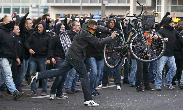 Die Polizei sieht sich mit wachsender Gewalt in der Hooliganszene konfrontiert.