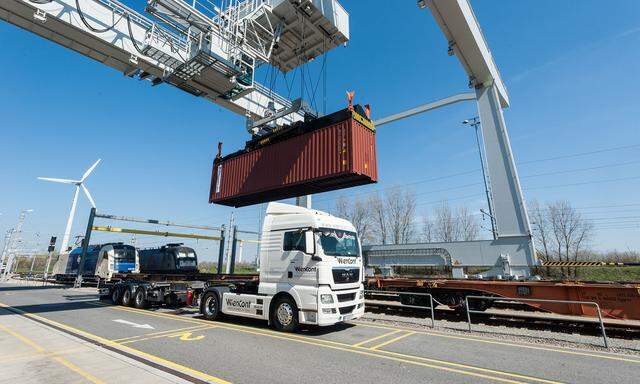 WienCont: Dritter Kran f�r Containerterminal im Hafen Wien