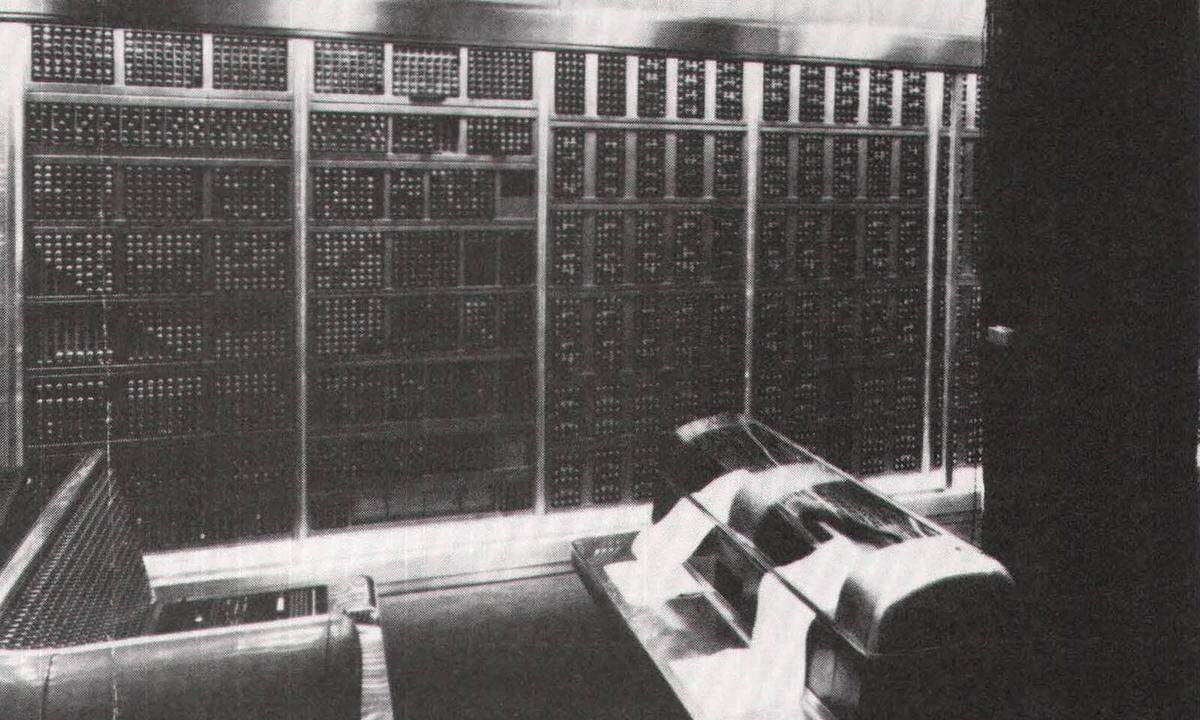 IBM verhalf dem PC, so wie wir ihn heute kennen, zum Durchbruch. 1953 später präsentierte das Unternehmen den IBM 650, der erste in Massenproduktion gefertigte Computer. Innerhalb eines Jahres wurden 450 Geräte fertiggestellt. Viele Studenten machten ab 1954 ihre ersten Gehversuche im Programmieren. Produziert wurde der Großrechner zwischen 1953 und 1962. In dieser Zeit wurden mehr als 2000 Einheiten gefertigt.