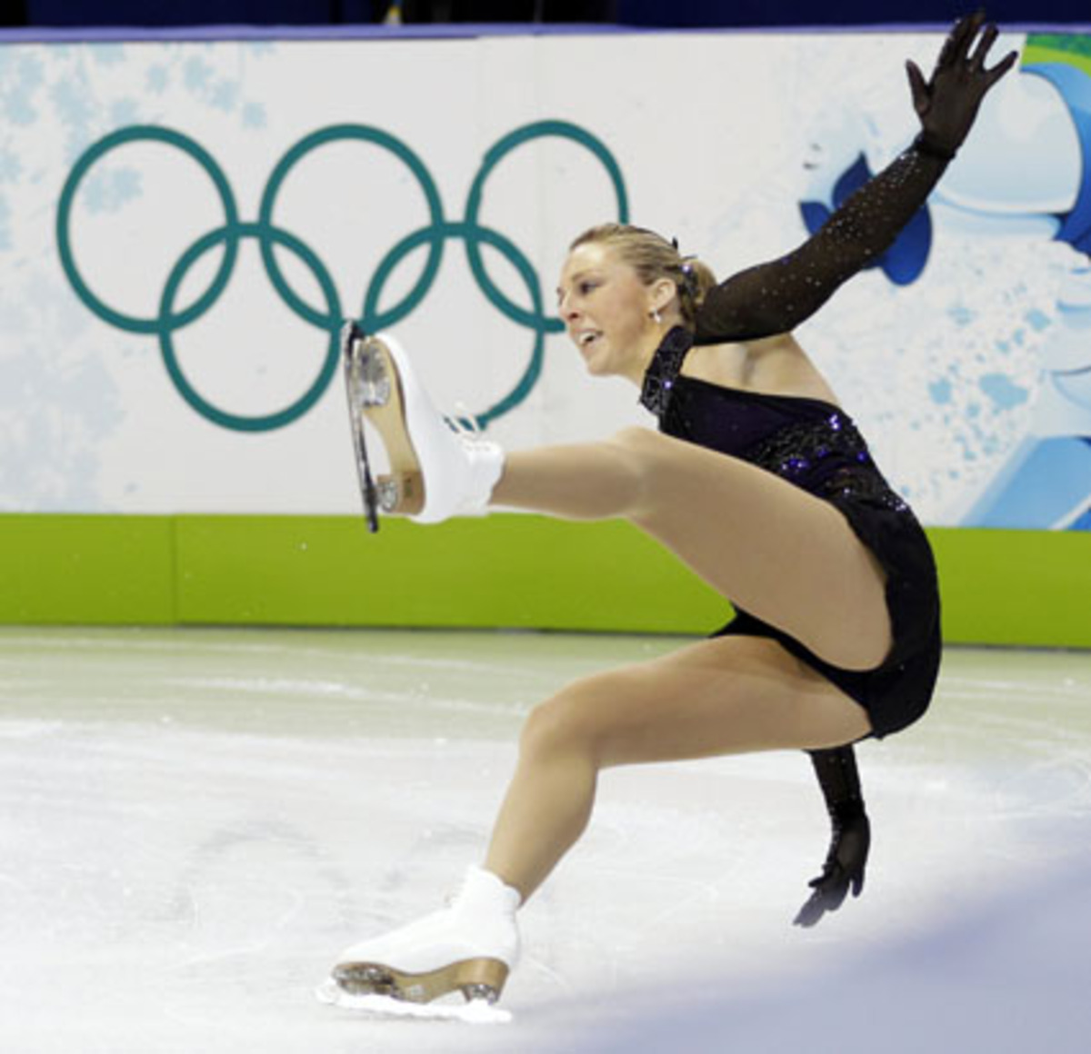 Ziegler war an diesem Tag aber nicht die einzige Läuferin, die unfreiwillig mit dem Eis in Berührung kam: Jenna McCorkell aus Großbritannien brachte der "Totentanz" von Franz Liszt kein Glück, sie wurde Vorletzte und qualifizierte sich ebenfalls nicht für die Kür.