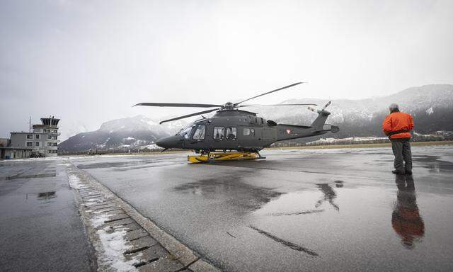 Archivbild vom 23. Jänner: Österreichs Verteidigungsministerin Klaudia Tanner informierte die Öffentlichkeit über die neuen Hubschrauber AW 169 Leonardo in Aigen im Ennstal.