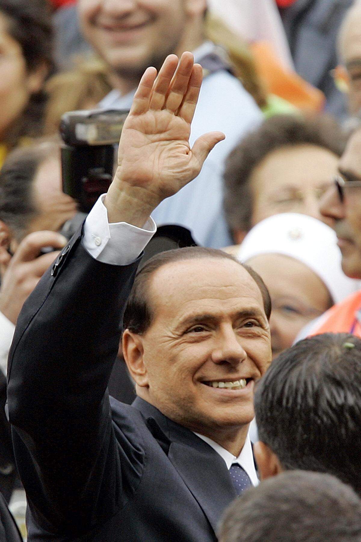 1994 wurde Berlusconi erstmals italienischer Regierungschef. Im selben Jahr wurde er beschuldigt, die Steuerpolizei geschmiert zu haben. 1996 wurde er deswegen zu 33 Monaten Gefängnis verurteilt, zwei Jahre später kam es zu einem Freispruch im Berufungsverfahren, teils wegen Verjährung. Im Oktober 2001, kurz nach dem zweiten Amtsantritt Berlusconis als Regierungschef, bescheinigte ihm das Kassationsgericht seine Unschuld.