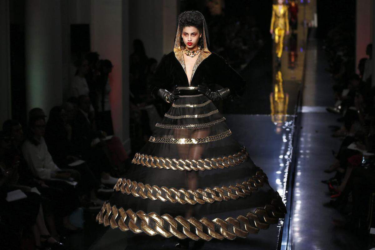 Das große Finale der Life Ball-Eröffnung bildet traditionell die Fashionshow. Gaultier wird ausgewählte Haute Couture-Modelle und vom diesjährigen Life Ball-Thema "Ver sacrum" inspirierte Outfits zeigen.