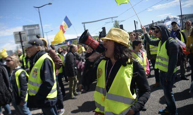 "Gelbwesten" demonstrieren in Paris