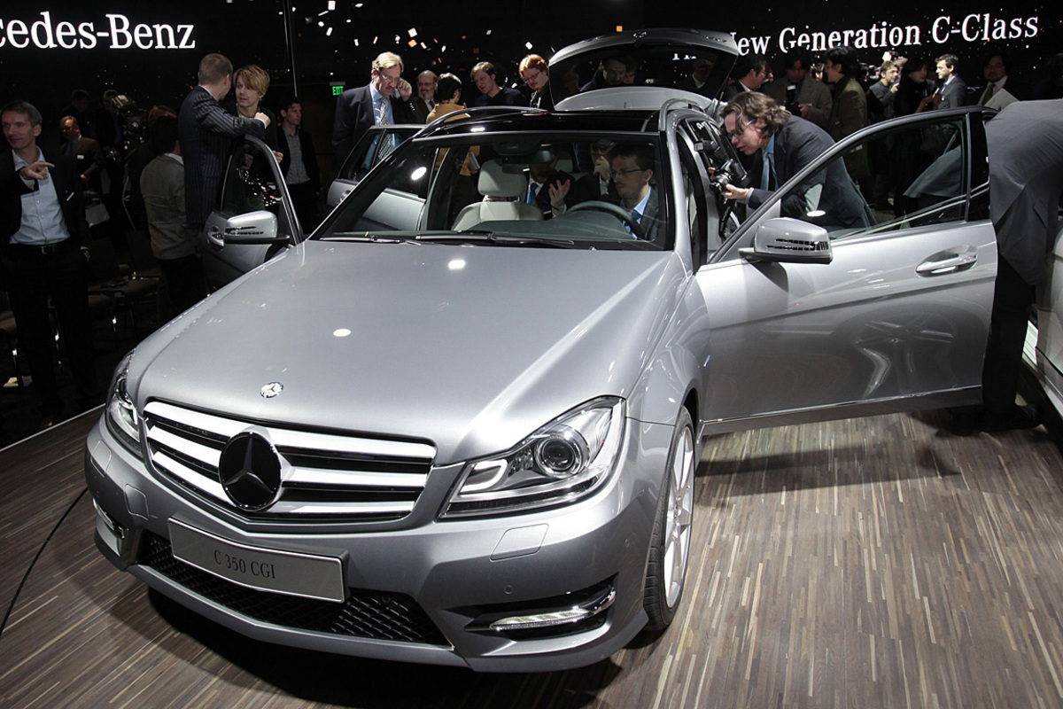 Facelift bei der volumstärksten Baureihe von Mercedes, der C-Klasse. Optisch retuschiert mit etwa 2000 Neuteilen gegenüber dem Vorgänger. Die Motoren werden sparsamer, alle werden serienmäßig an eine Start-Stopp-Automatik gekoppelt. So kommt etwa der C 220 CDI Blue Efficiency nun auf 4,4 Liter auf 100 Kilometer - 0,4 Liter weniger als der Vorgänger.