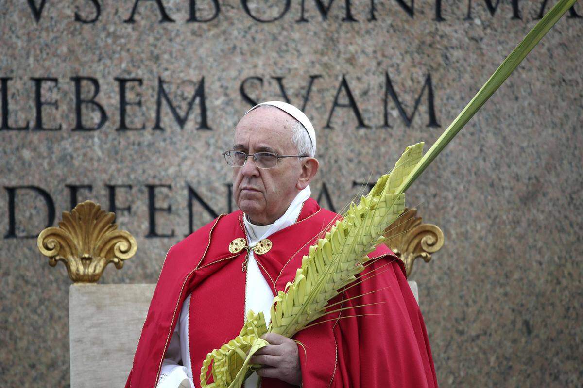 Am Palmsonntag feierte der Papst auf dem Petersplatz die liturgische Feier als Auftakt der Karwoche. Zur Begrüßung schwenkten die in Rom versammelten Pilger Ölzweige. Diese erinnern an den Einzug Jesu in Jerusalem, während die Verlesung der Passionsgeschichte während der Messe bereits das Gedenken an Kreuzigung und österlicher Auferstehung vorwegnimmt.