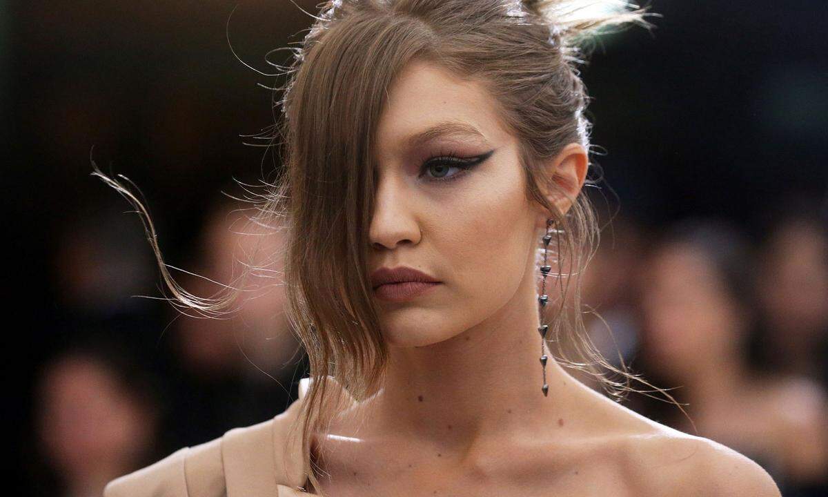 Topmodel Hadid bestätigte auf Twitter: "Ich bin so geknickt, dass ich nicht in der Lage bin, dieses Jahr nach China zu kommen." Sie könne nicht abwarten, die Show am 28. November im Fernsehen zu sehen. Die 22-Jährige hatte Verärgerung in China ausgelöst, als sie in einem Video Schlitzaugen imitiert hatte. Hadid hat sich entschuldigt.