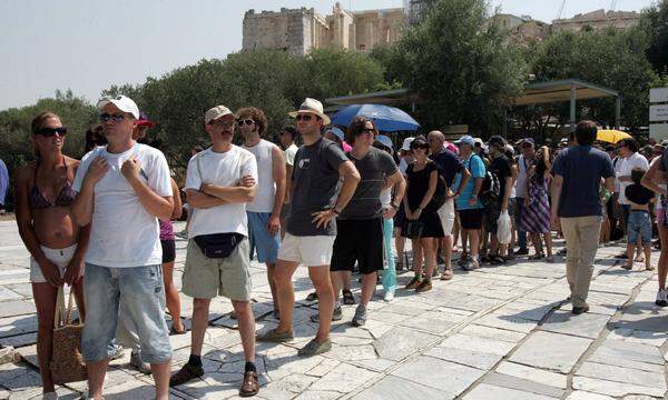 Warteschlange zur Akropolis in der griechischen Sommerhitze 
