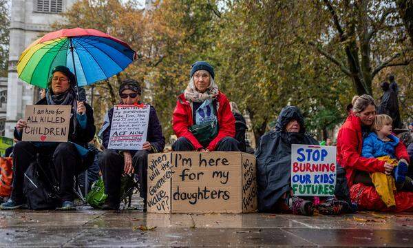 Archivbild vom 18. November: Demonstranten auf dem Parliament Square in London: „Mothers Rebellion“ organisierte einen Sitzprotest vor dem britischen Parlament.