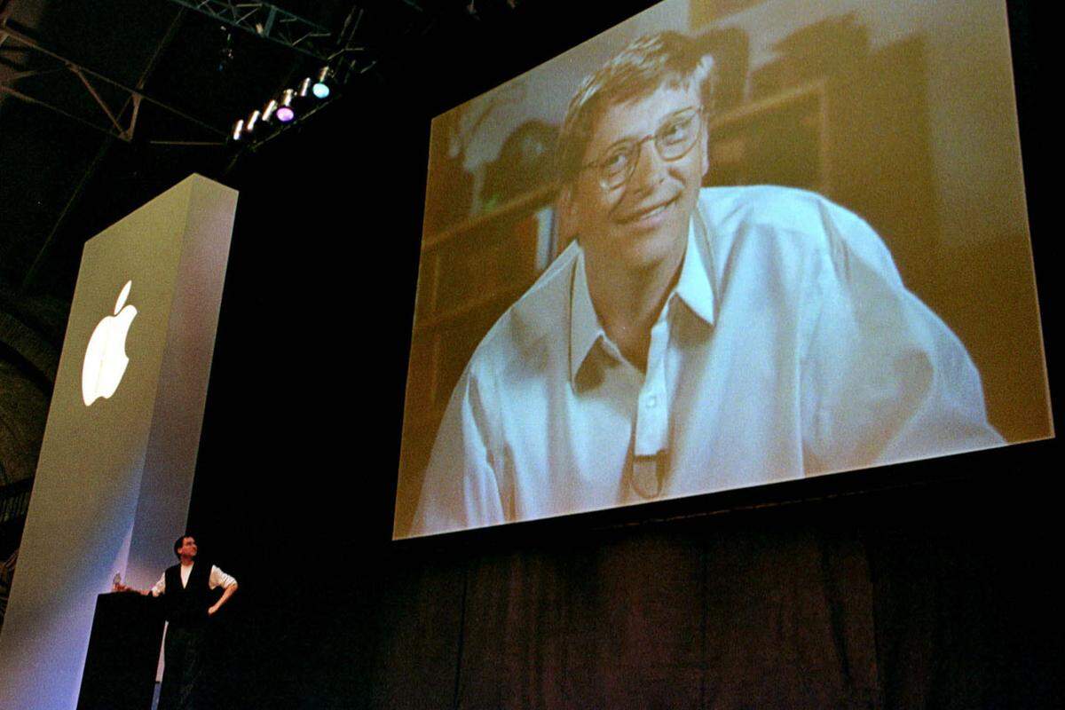 In der Zwischenzeit konnte sich neben dem Revolutionär ein anderer einen Platz in der Tech-Branche erarbeiten: Bill Gates. Beide werden nach wie vor als Erzfeinde beschrieben. Doch ganz so einfach ist es nicht. Zumal Gates dazu beitrug, dass Apple sich aus der finanziellen Krise Anfang der 1990er-Jahre erholen konnte.