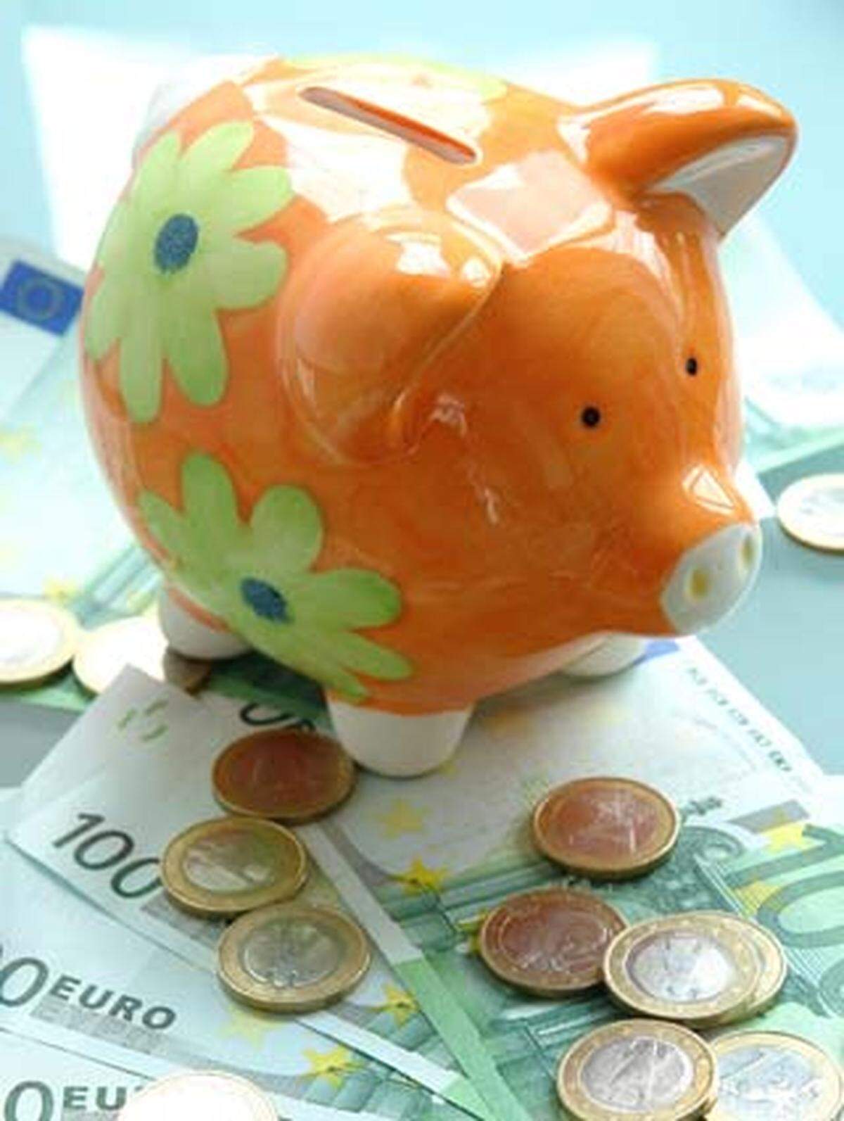 Weltspartag! Her mit dem Sparschwein und ab zur Bank. Seit seiner Einführung im Jahre 1924 findet der Weltspartag in Österreich immer am letzten Werktag im Oktober statt. Aber schon vor 2200 Jahren kannte man Behälter, in denen man Münzen sammeln konnte.