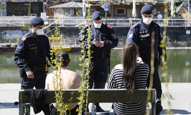 Archivbild. Polizisten dürften künftig im Sommer speziell standhafte Sommerbrillen tragen.