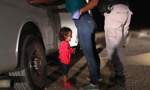 Die zweijährige Yanela weint verzweifelt, als sie und ihre Mutter, Sandra, an der Grenze von einer US-Patrouille aufgegriffen werden.