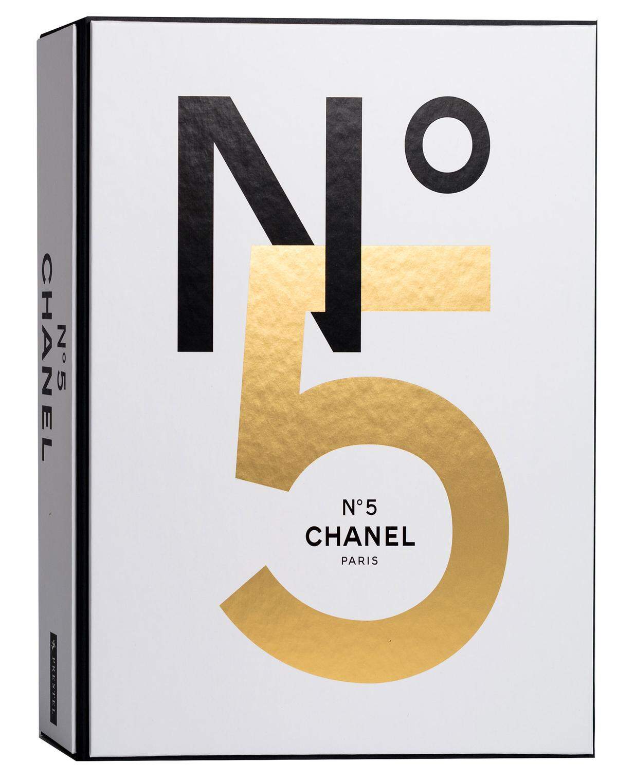 Das ist nur eine von zahlreichen Anekdoten in einem neu erschienenen Doppel-Prachtband zum Jubiläum, der Parfumliebhaber begeistern dürfte. „Chanel N° 5“, Kassette mit zwei Bänden, Prestel.