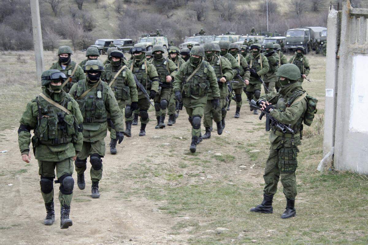 Russische Soldaten auf dem Weg zur ukrainischen Miltärbasis Perewalne.Link zur Reportage: „Brüdervölker" stehen einander gegenüber