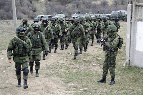 Russische Soldaten auf dem Weg zur ukrainischen Miltärbasis Perewalne.Link zur Reportage: „Brüdervölker" stehen einander gegenüber