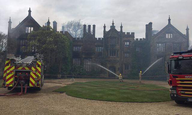 Parnham House in Dorset wurde ein Raub der Flammen.