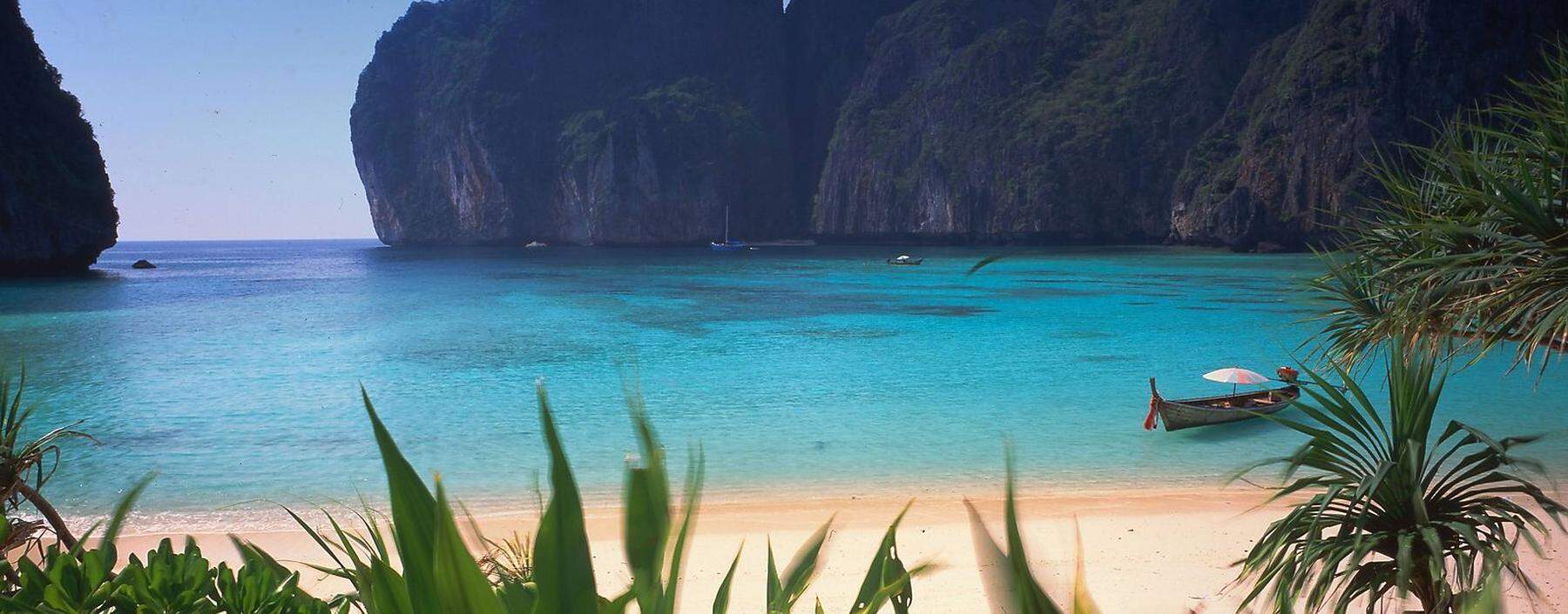 Tourists enjoying a swim in the crystal clear waters of Maya Bay PUBLICATIONxINxGERxSUIxAUTxONLY Co