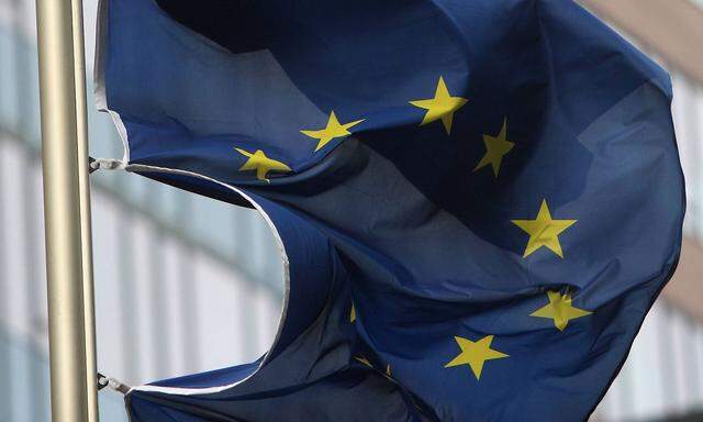 Symbolbild stuermische Zeiten in der EU Europaeische n Union: Flagge der EU weht im Herbststurm vor der EZB Europaeische n