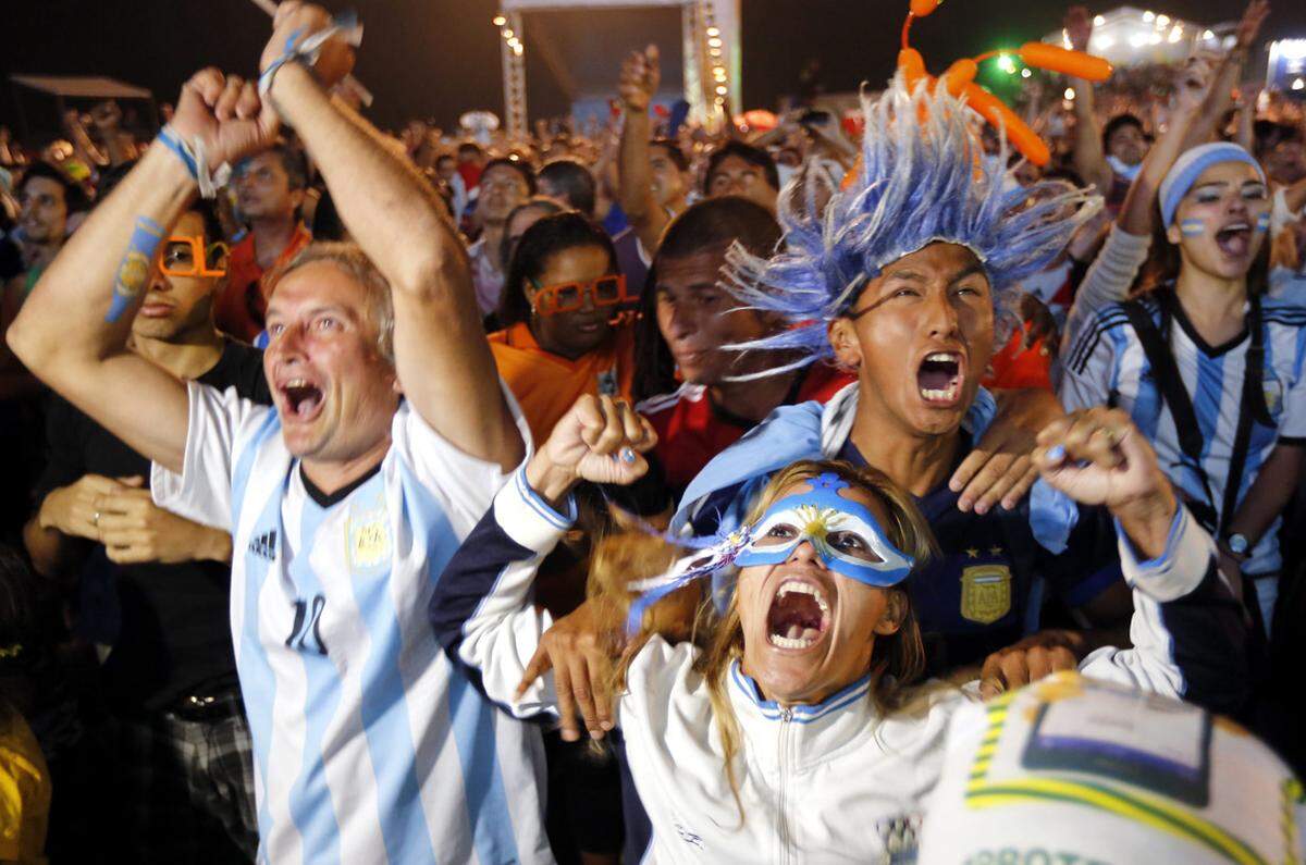 Erst ein Elfmeterschießen brachte Gewissheit, woraufhin die Dämme bei den argentinischen Fans brachen.