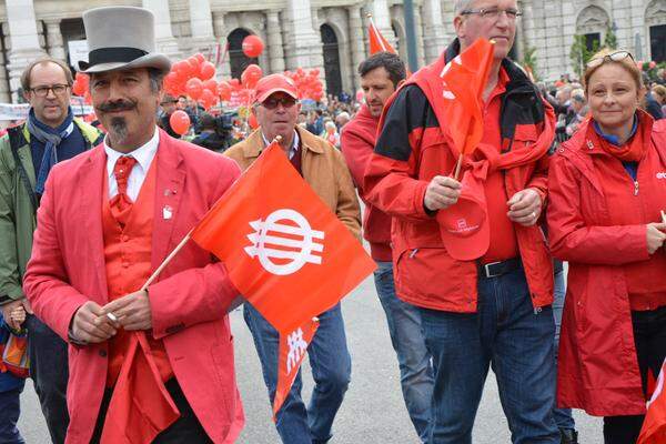 Nicht nur der Hase, auch einige der Bezirksdelegationen haben so manch kritischen Spruch mitgebracht. So zitiert die Sozialistische Jugend den Wiener Vorwahlslogan "Für Wien brauchst a G'spür" folgendermaßen: "Einsparungen statt Vermögenssteuern? Für linke Politik fehlt euch "a G'spür."