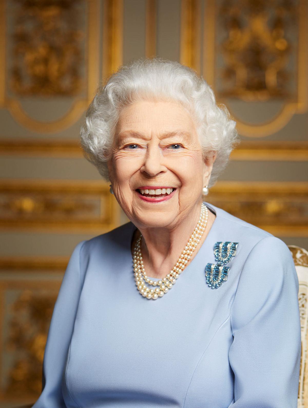 Kurz vor dem Staatsbegräbnis hat der Buckingham Palace ein bisher unveröffentlichtes Foto der verstorbenen Monarchin gezeigt. Es wurde offenbar im Mai, kurz vor ihrem Platin-Jubiläum, aufgenommen.