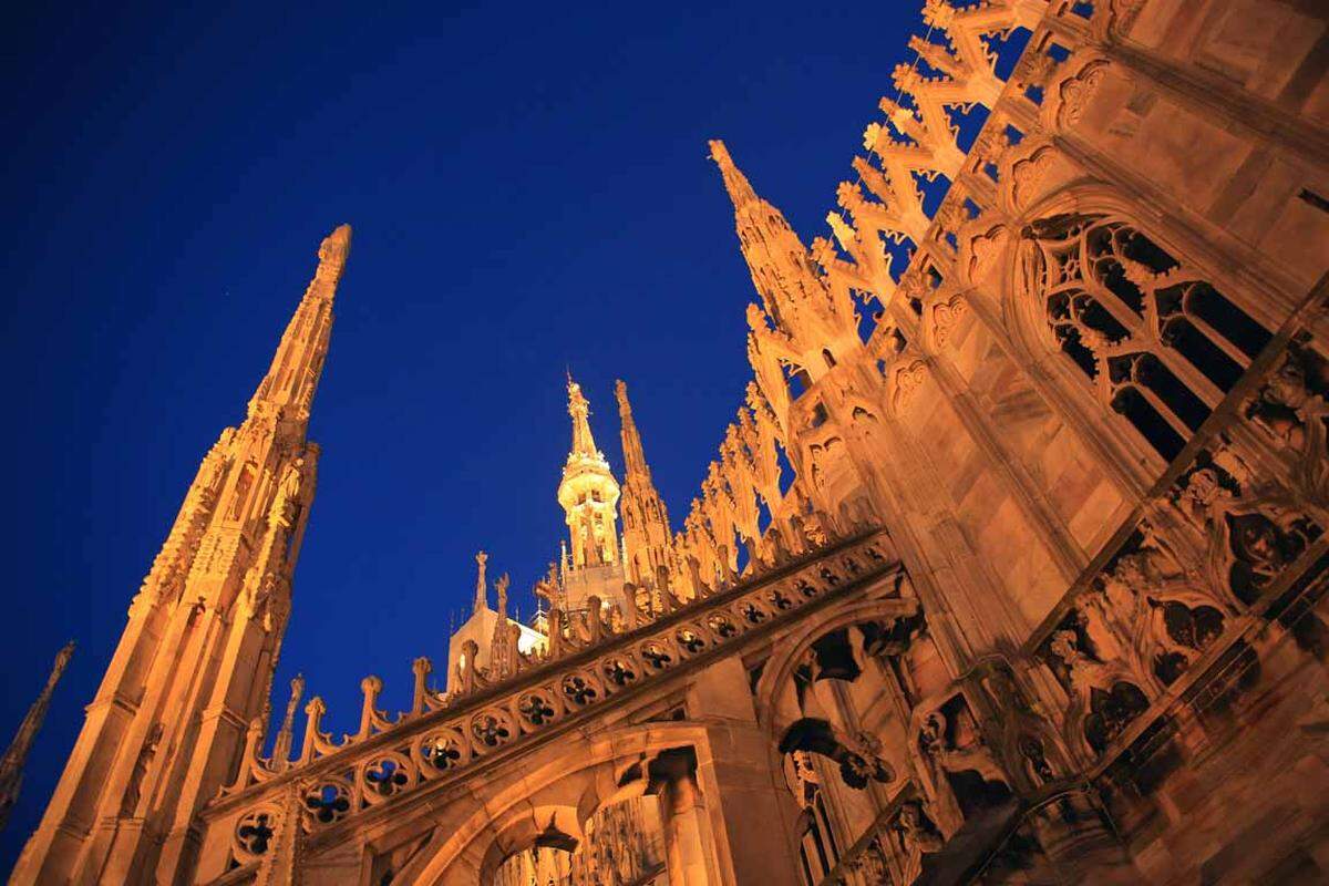 Ab 1386 wurde fünf Jahrhunderte an der gotischen Kathedrale gearbeitet. 3400 Statuen gibt es allein an der Spitze des Domes. Auf dem höchsten Punkt in 108,5 Metern Höhe thront eine goldene Madonna, das Symbol Mailands. 