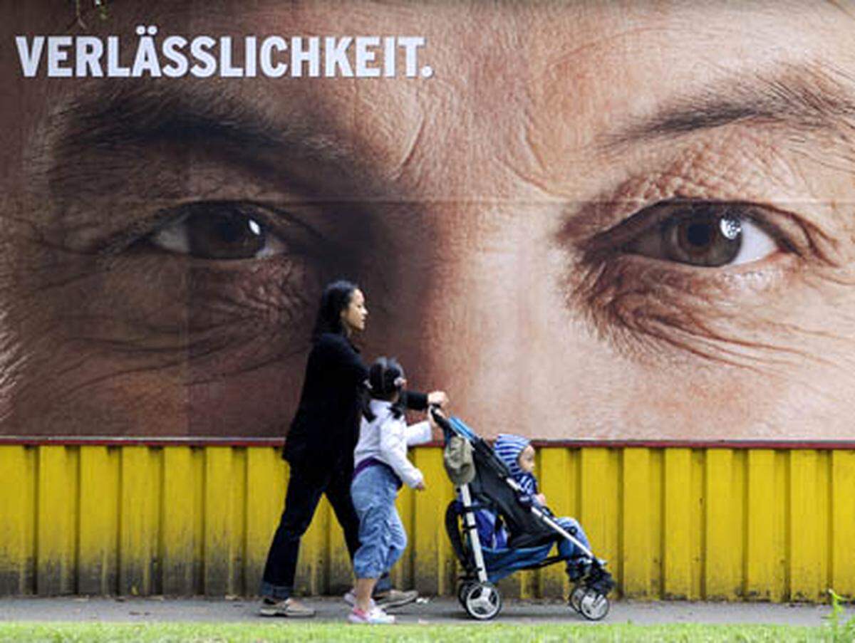Die Plakate der ÖVP zeigen die Augen ihres Spitzenkandidaten Hermann Schützenhöfer - und die Schlagworte "Verlässlichkeit", "Handschlagqualität" und "Heimatliebe". Inhaltlich setzt die ÖVP unter anderem auf die Themen Arbeitsplätze, Sicherheit, Nachhaltigkeit und Gemeinschaft.
