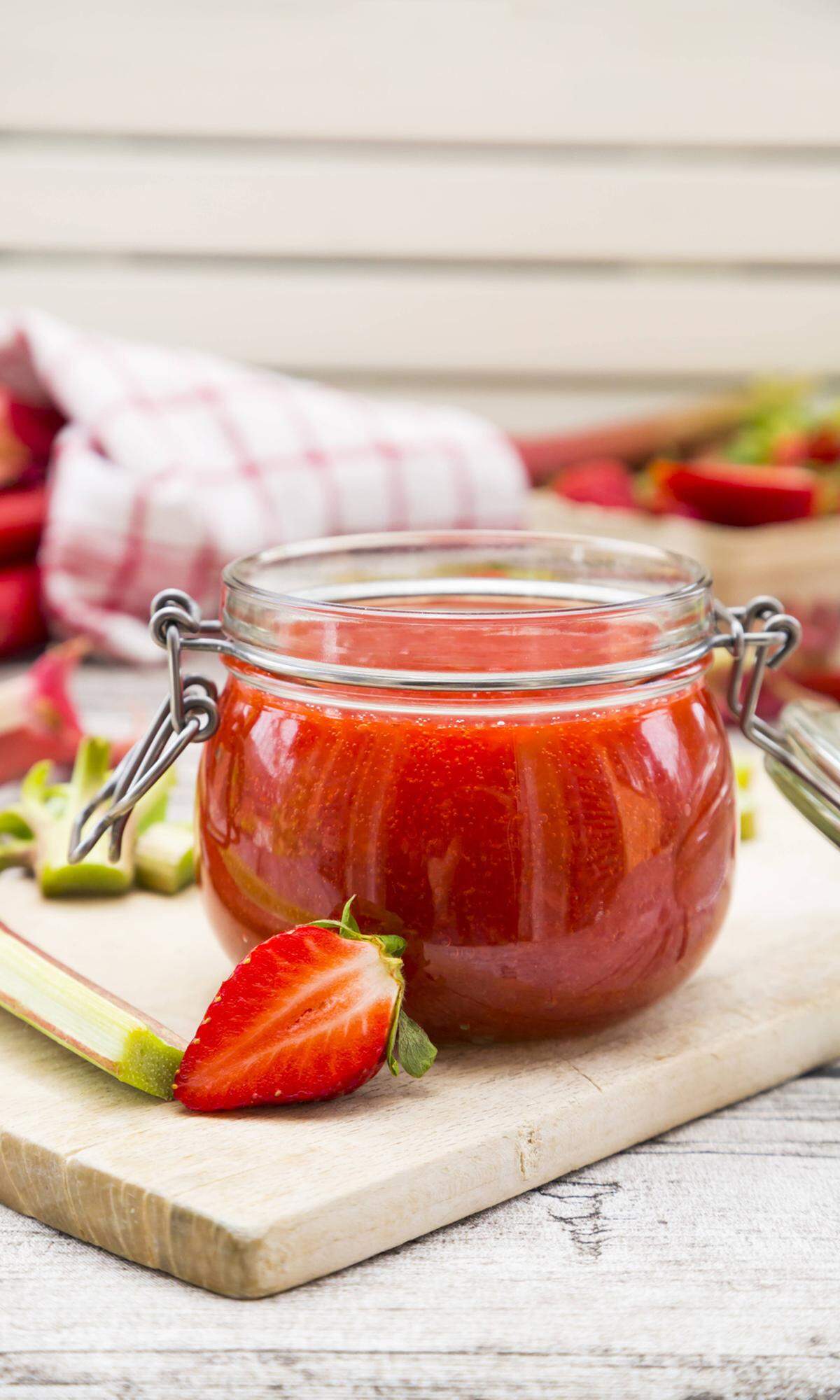 Alle Zutaten in einem Standmixer oder einer Küchenmaschine zu Suppe pürieren. Mit Salz, Pfeffer und eventuell mehr Zitronensaft abschmecken. In einer großen Flasche (oder einer Thermoskanne) im Kühlschrank aufbewahren (hält ca. 2 Tage). Soll die Suppe bei einem Picknick serviert werden, kurz vor dem Aufbruch Eiswürfel in die Flasche geben. Nicht vergessen zum Servieren Gläser mitzunehmen. Einkaufsliste: 600 g Erdbeeren (entstielt, halbiert), 500 g Wassermelone (entkernt, in Würfel geschnitten), 1 rote Paprikaschote (geputzt, gehackt), 2 kleine, halbierte Frühlingszwiebeln, 15 Blätter Minze, Saft von 1/2 Zitrone, 1 Stange gehackter Stangensellerie, 4 Tropfen Tabasco. Quelle: David Frenkiel und Luise Vindahl, „Die grüne Küche“, Knesebeck.