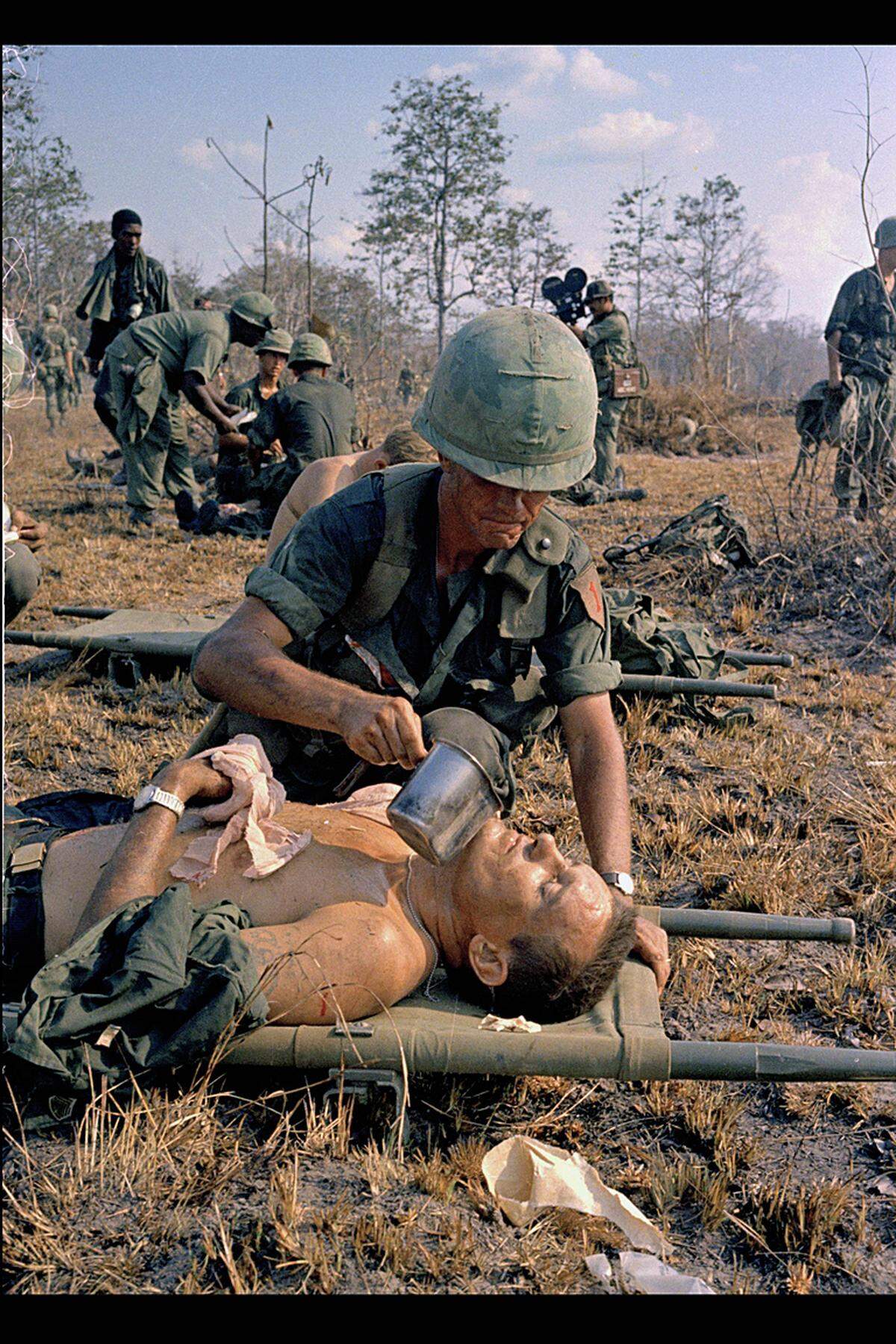 Vietnam, 2. April, 1967: Ein verletzter Soldat wird versorgt.