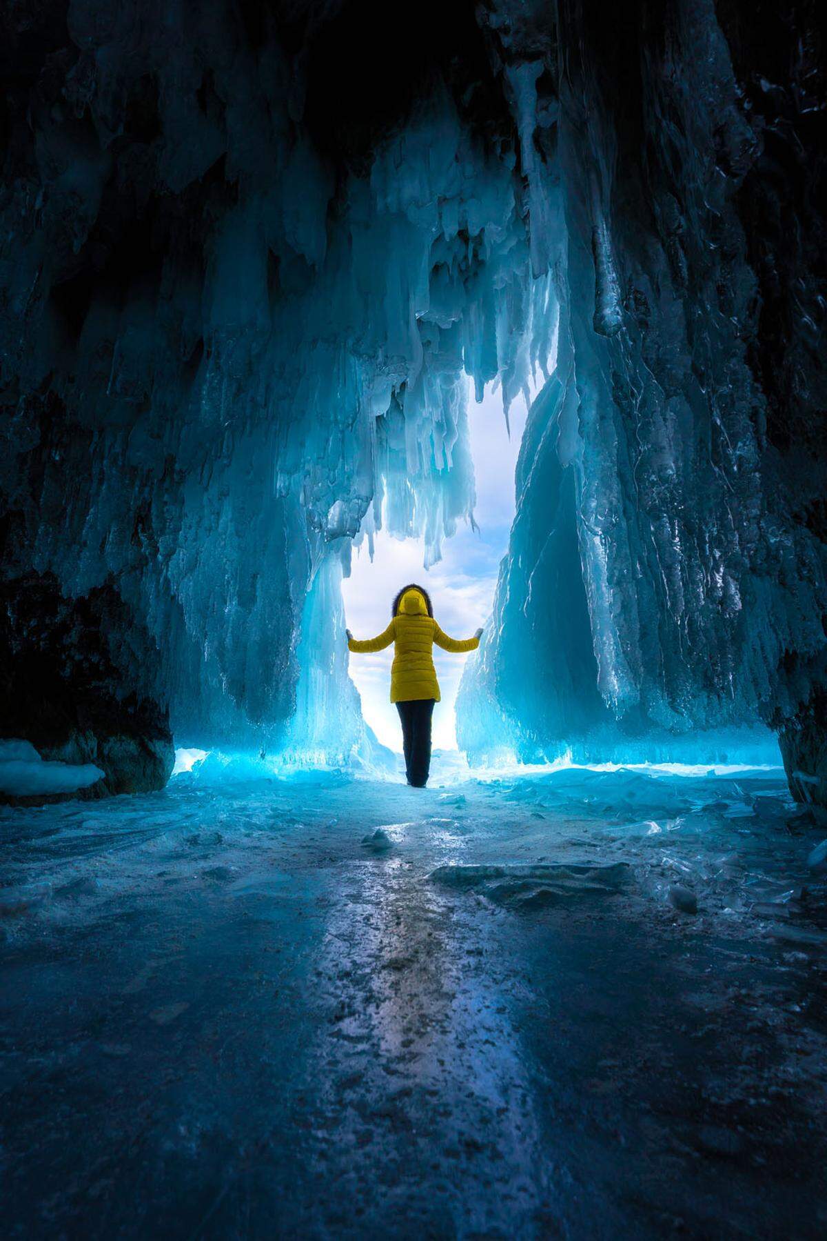 Dieses Foto entstand in Russland. "Man kann diese Höhlen im Sommer nicht erreichen." Auch nicht mit dem Boot. Die einzige Möglichkeit ist, auf den Winter zu warten und über das gefrorene Eis hineinzuwandern", schreibt ein Teilnehmer über ein Abenteuer, das ihm wohl noch lange im Gedächtnis bleibt.