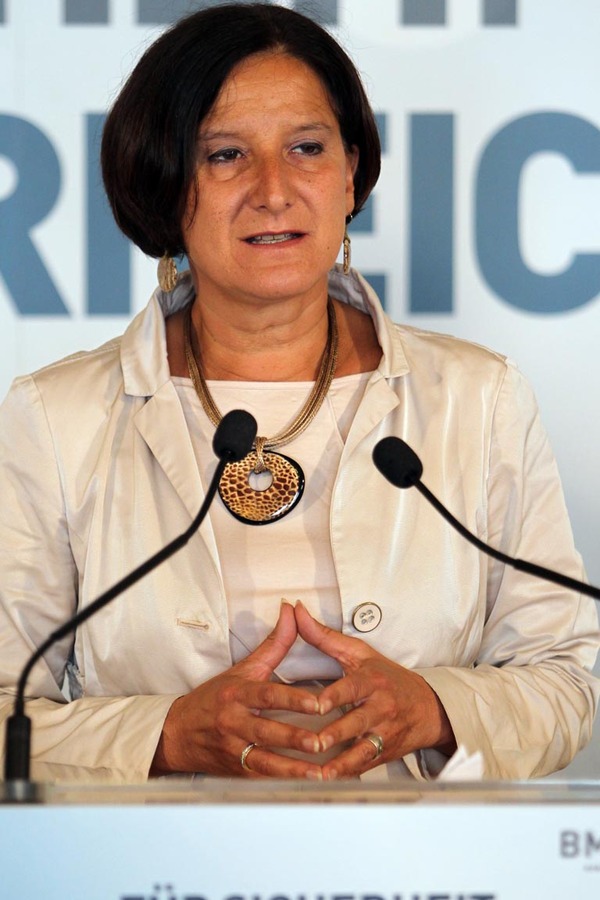 Seit 2011 ist Johanna Mikl-Leitner Innenministerin im Team Spindelegger und damit Nachfolgerin von Maria Fekter. Die Niederösterreicherin kümmert sich um den Asylbereich, während ihr Staatssekretär Sebastian Kurz das softere Thema Integration abarbeitet: Das Fremdenrechtsänderungsgesetz mit der Anwesenheitspflicht für Asylwerber steht – auch wenn durch die Besetzung der Votivkirche harte Kritik an den Zuständen in den Flüchtlingsheimen laut wurde. Mikl-Leitner ist aber auch für sicherheitspolitische Fragen verantwortlich. Sie setzte etwa die Novelle des Sicherheitspolizeigesetzes und die Behördenreform bei der Polizei durch. Im vergangenen Jahr machte sie sich vor allem für die Beibehaltung der Wehrpflicht und damit des Zivildienstes stark. Sie war bei der Reform beider Präsenzdienste beteiligt, die vor Kurzem präsentiert wurden. Außerdem plädiert Mikl-Leitner für Haartests statt Urinproben bei Drogenverdacht. Doch selbst ÖVP-Gesundheitssprecher Erwin Rasinger ist dagegen. (ib)