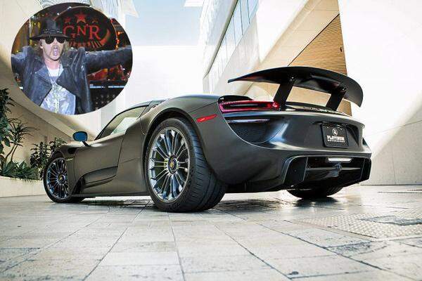 Guns N' Roses-Sänger Axl Rose hat mit seinem jüngsten Fahrzeug Stil bewiesen: Er ließ von Custom-Spezialist Platinum Motorsport einen Porsche 918 Spyder mattschwarz folieren.