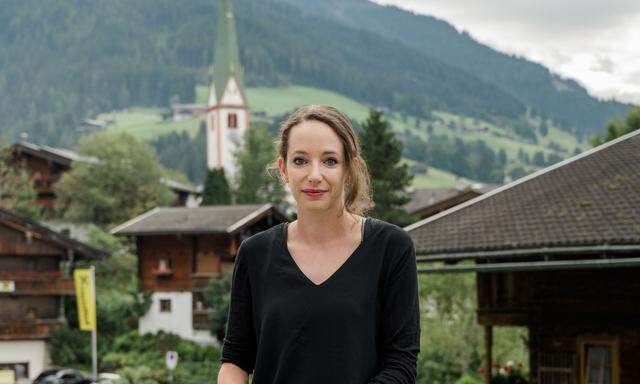 Johanna Pirker (hier im Bergdorf Alpbach) gestaltet eine virtuelle Stadt.