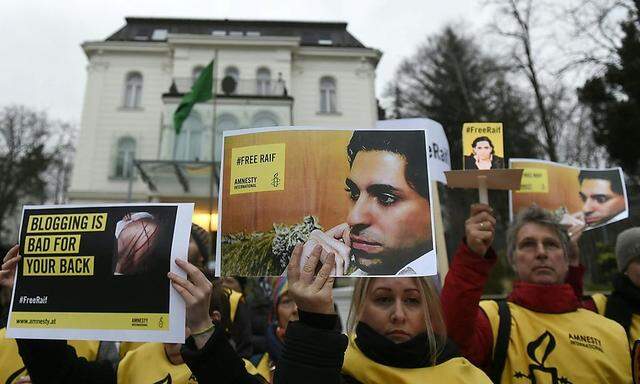Auch in Österreich wurde gegen die Strafe für den saudischen Blogger Raif Badawi protestiert - unter anderem vor der saudischen Botschaft in Wien.