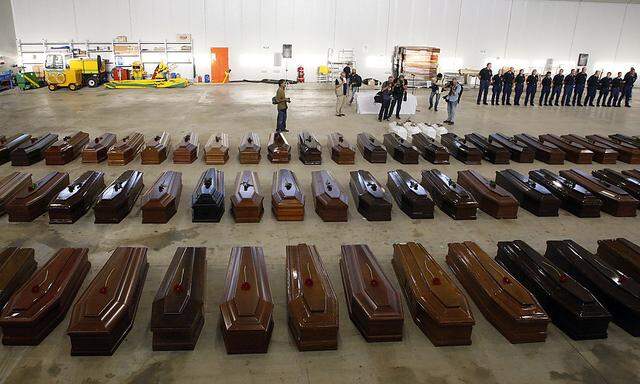 Särge der Opfer am Flughafen von Lampedusa, zwei Tage nach dem Unglück.