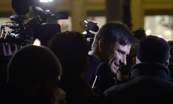 Alessandro Di Battista in einer Journalistentraube.