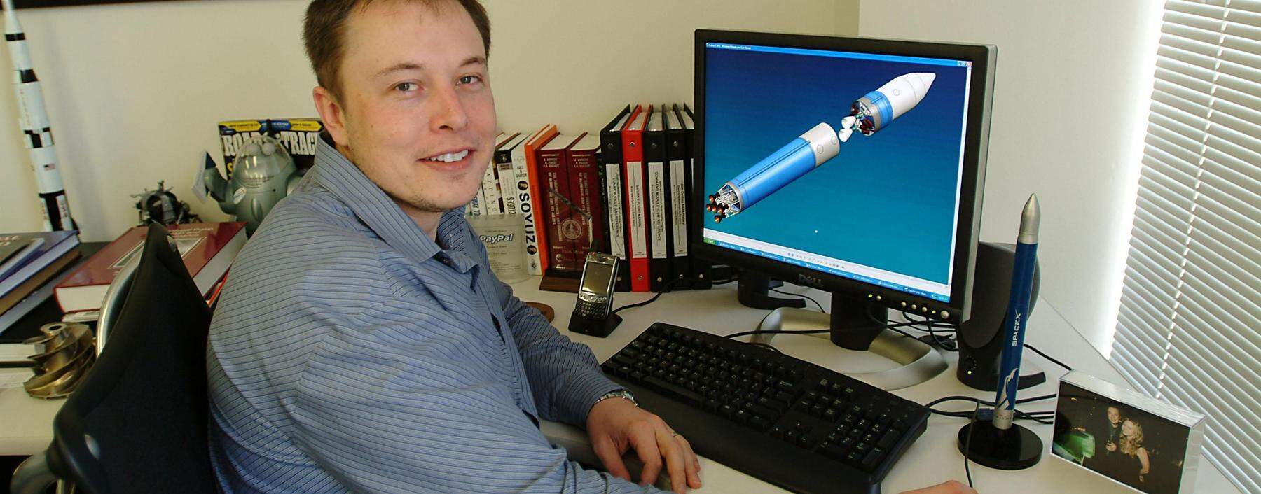 Elon Musk, 2004 an seinem Schreibtisch in El Segundo, dem Sitz seiner Weltraumfirma Space X.