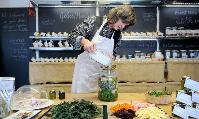 Gertrude Henzl verarbeitet in ihrem kleinen Geschäft beim Naschmarkt Taubnesseln zu Sirup oder Brennnesseln zu Chips.